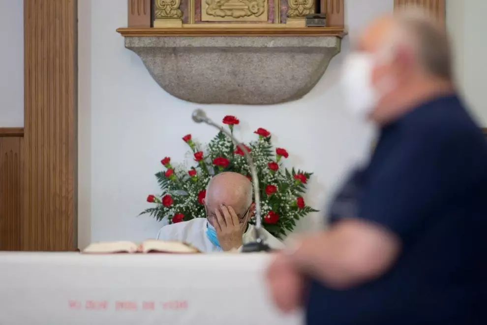 Imagen de archivo de un párroco rezando antes de una ceremonia, en Vigo, a 24 de mayo de 2020. — Carlos Castro / Europa Press