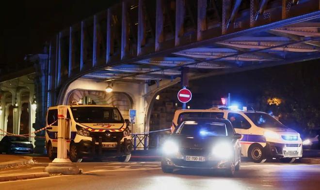 Policía en el puente parisino cercano al lugar del ataque / Reuters