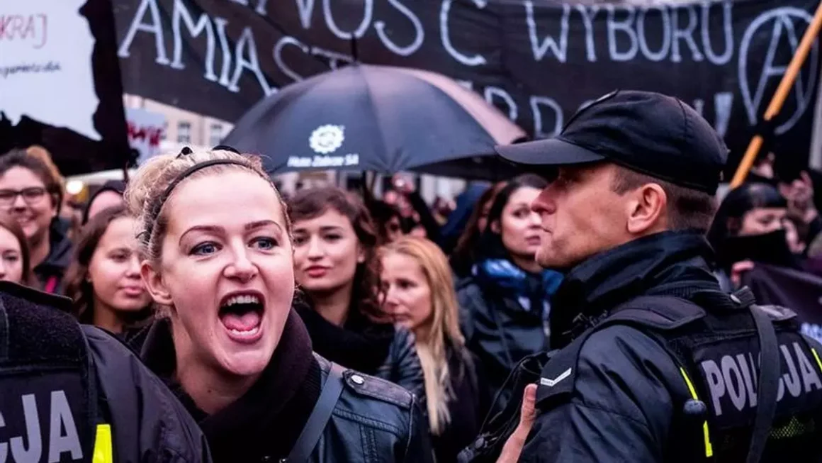 Un grupo de personas participa en una manifestación para expresar su oposición al endurecimiento de las regulaciones sobre el aborto. EFE