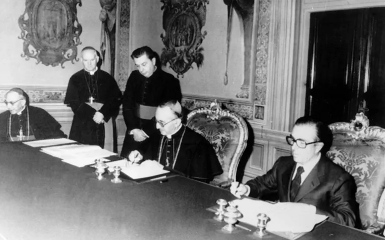 Marcelino Oreja y G. Card. Villot firman los Acuerdos Estado-Santa Sede de 1979 / Foto ABC