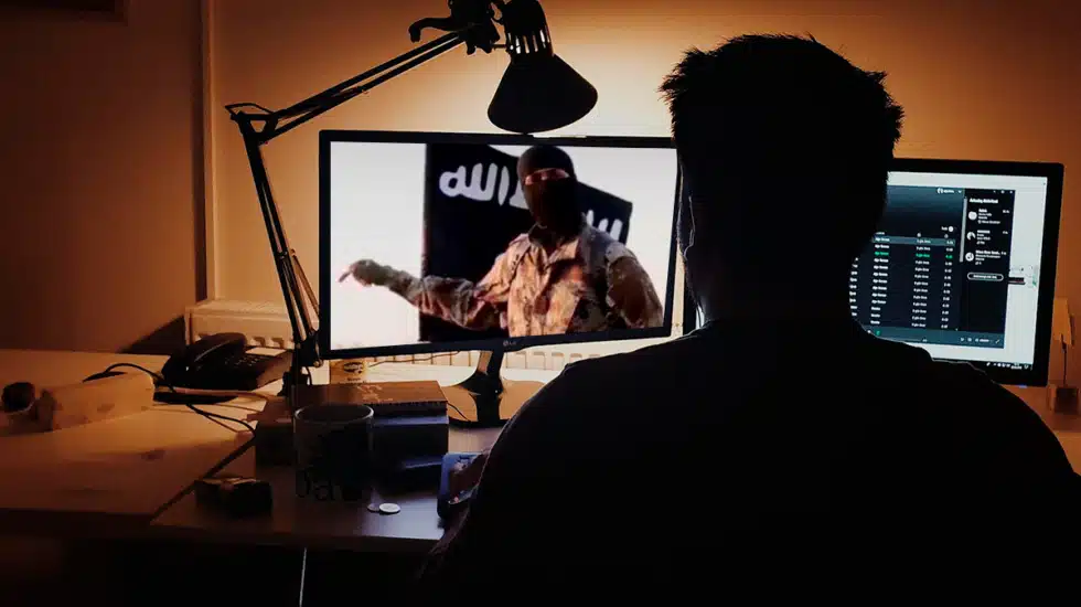 Imagen de un joven enfrente de un ordenador consumiendo propaganda yihadista. CV / Oguzhan Akdogan para Unsplash