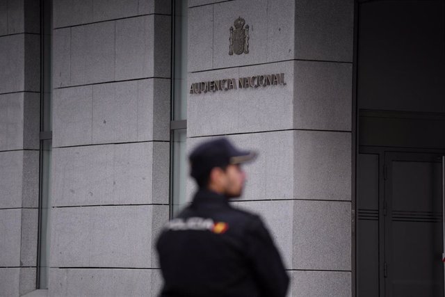 Archivo - Un agente de Policía en la entrada de la Audiencia Nacional, a 16 de octubre de 2023, en Madrid (España). - Fernando Sánchez - Europa Press -