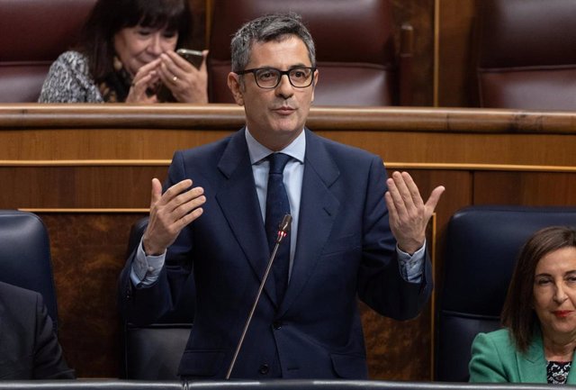 El ministro de la Presidencia, Relaciones con las Cortes y Justicia, Félix Bolaños, interviene durante una sesión de control al Gobierno, en el Congreso de los Diputados, a 20 de diciembre de 2023, en Madrid (España).