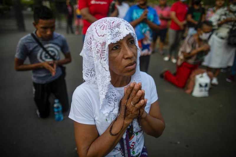 Una mujer participa en el Vía Crucis de Managua, en marzo de 2023.Inti Ocon (AP)