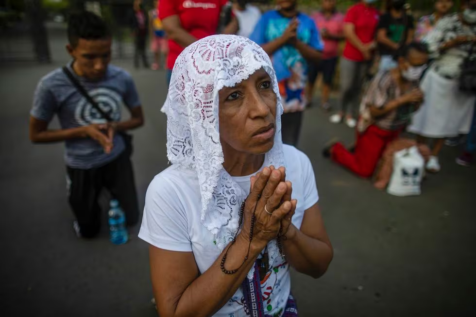Una mujer participa en el Vía Crucis de Managua, en marzo de 2023.Inti Ocon (AP)