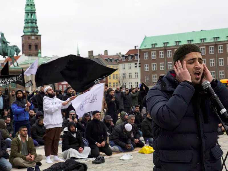 Rezo de miembros de la organización islámica Hizb ut-Tahrir en la plaza del Parlamento en Copenhague / Ole Jensen