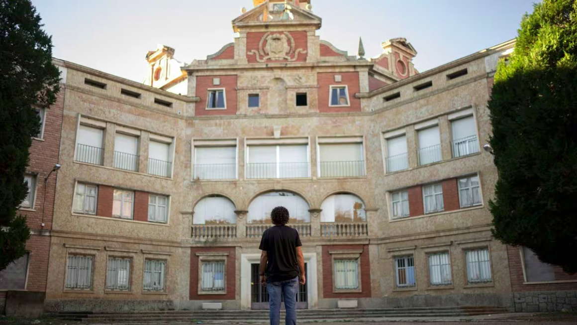 Ángel Campos, frente a la entrada del antiguo Colegio Residencia Provincial Juan de Austria de Valladolid, el 29 de septiembre.Foto: EMILIO FRAILE
