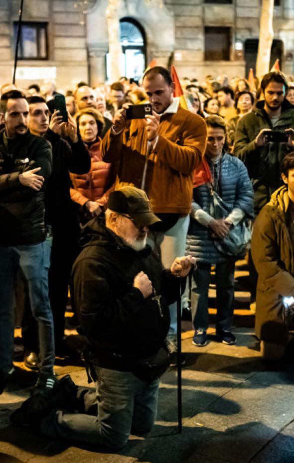 Manifestantes rezan frente a la sede socialista de Ferraz. Europa Press via Getty Images