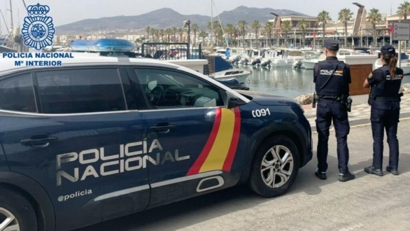 Dos agentes de la Policía Nacional en el puerto de Melilla. Europa Press