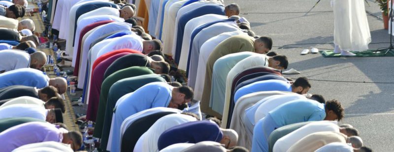 Musulmanes rezan en Ceuta (Foto: Antonio Sempere / Europa Press).