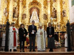 La alcaldesa de Huelva entrega la Medalla de la Ciudad a la Virgen del Rocío. Entrega de la Medalla al presidente de la Matriz y a la camarista de la Virgen