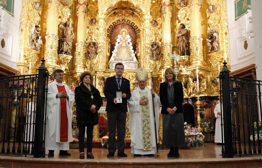 La alcaldesa de Huelva entrega la Medalla de la Ciudad a la Virgen del Rocío. Entrega de la Medalla al presidente de la Matriz y a la camarista de la Virgen