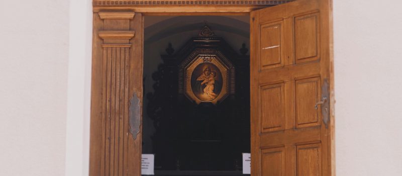 Imagen de archivo de la puerta de una iglesiaCathopic