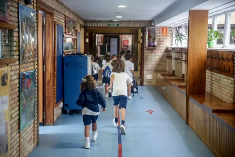 Varios niños en el hall del colegio Virgen de Europa durante el primer día de clase del curso 2021-22, a 6 de septiembre de 2021, en Boadilla del Monte, Madrid. — Ricardo Rubio / Europa Press