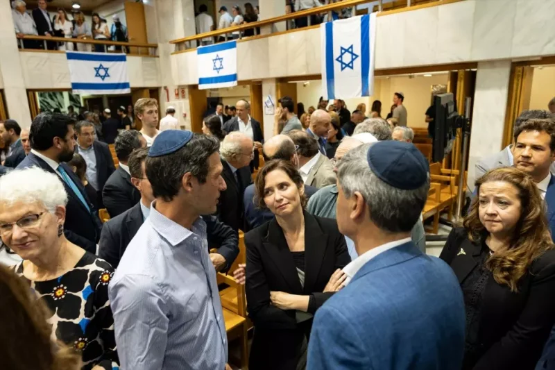 La presidenta de la Comunidad de Madrid, Isabel Díaz Ayuso, asiste, en la Sinagoga Beth Yaacoval, en Madrid, el 10 de octubre de 2023, al acto celebrado en memoria de las víctimas de los ataques de Hamás en Israel. — Diego Radamés / Europa Press