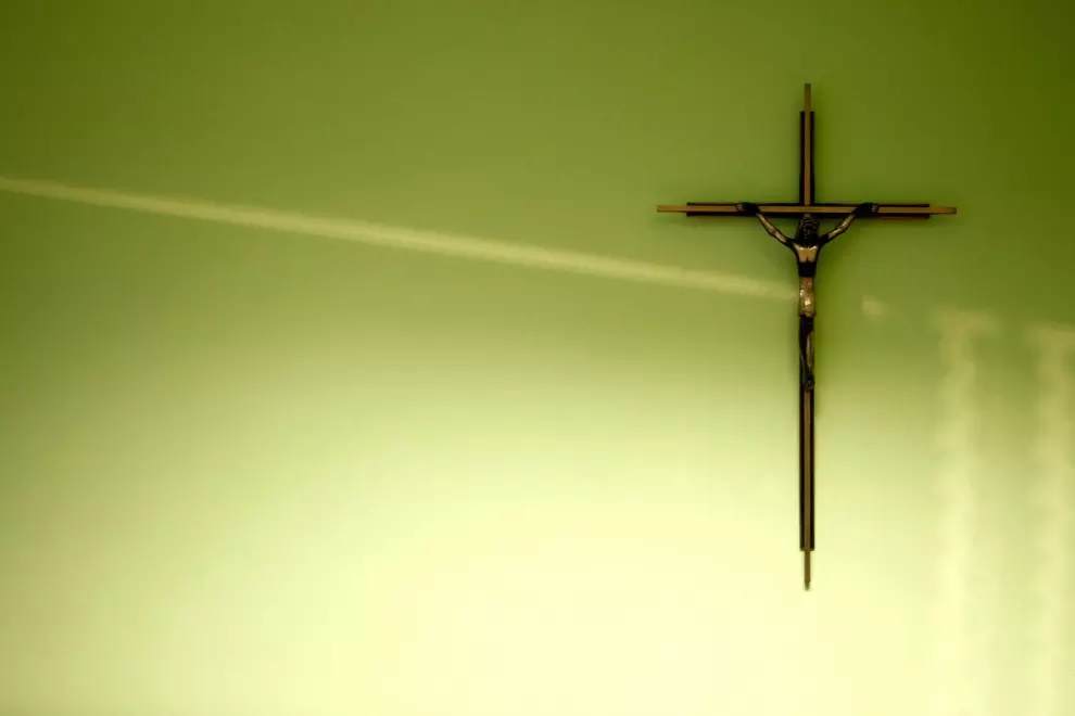 Imagen de archivo de un crucifijo en un aula. — AFP