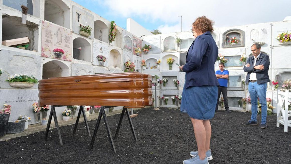 Una vecina de El Hierro canta una canción de despedida durante el entierro en el cementerio de Valverde de dos inmigrantes fallecidos. Efe