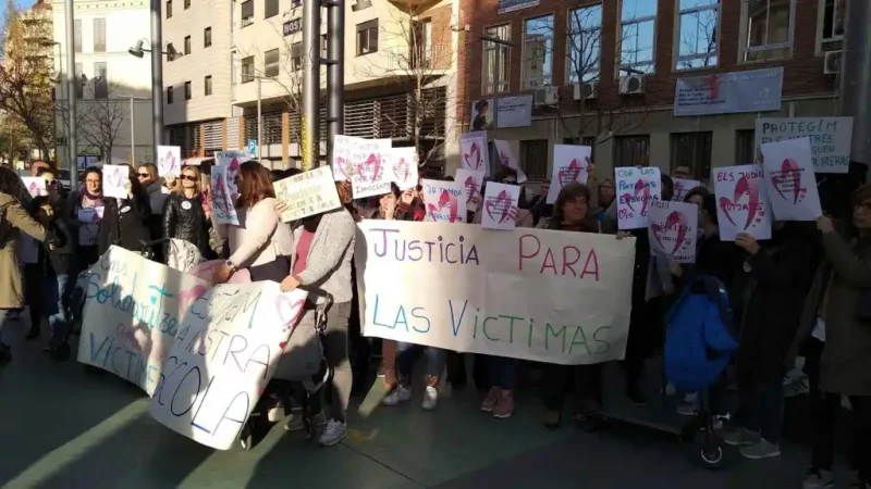 Protestas de familias de alumnos del colegio Maristes de Sants-Les Corts de Barcelona en una protesta EUROPA PRESS