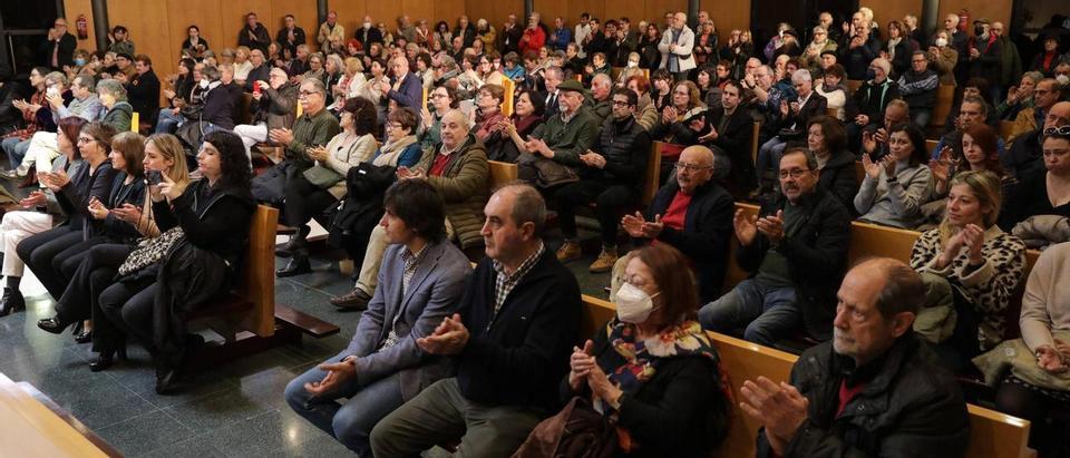 La multitudinaria despedida a José Luis Iglesias, en imágenes. JUAN PLAZA, La Nueva España.