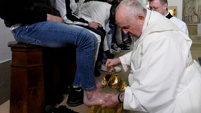 El papa Francisco lavando los pies a un feligrés