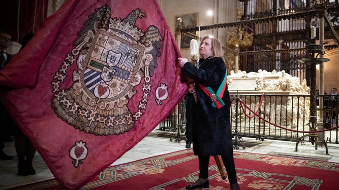 La concejal del Ayuntamiento de Granada Rosario Pallarés tremola el estandarte en la cripta de los Reyes Católicos / ANTONIO L. JUÁREZ / PHOTOGRAPHERSSPORTS