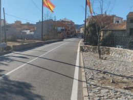 Banderas de España a la entrada de El Toro (Castellón)Facebook de Ayuntamiento de El Toro