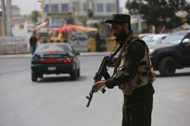Archivo - Un miembro de las fuerzas de seguridad afganas en un puesto de control en Kabul, capital de Afganistán / Europa Press/Contacto/Saifurahman Safi - Archivo