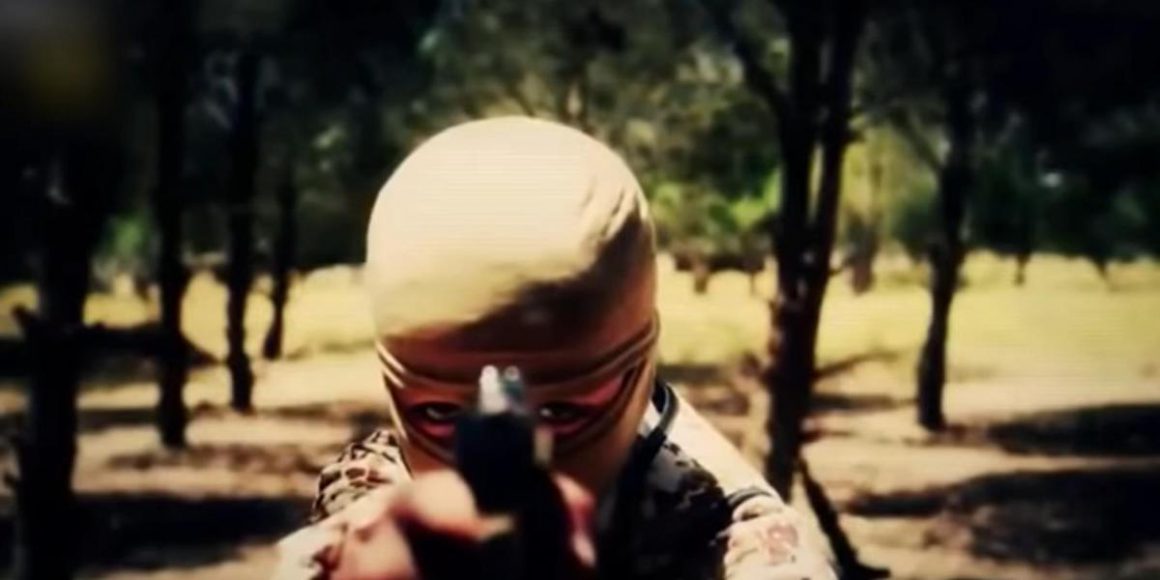 Un menor armado y embozado, en un vídeo de propaganda del ISIS / HRN