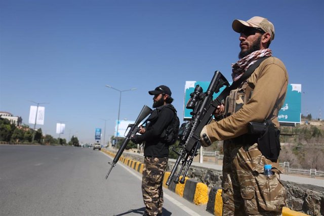 Archivo - Miembros de los talibán hacen guardia en un puesto de control en Kabul. - SAIFURAHMAN SAFI / NOTICIAS XINHUA / CONTACTOPHOTO