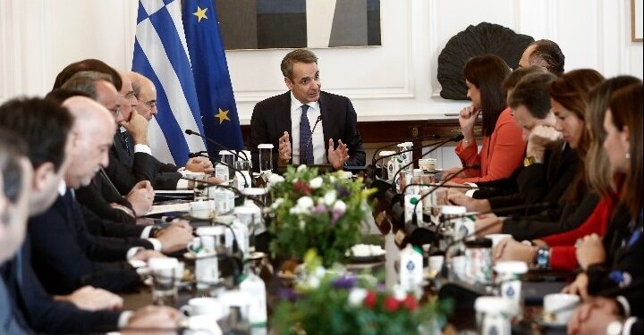 El primer ministro conservador de Grecia, Kyriakos Mitsotakis, reunido con sus ministros