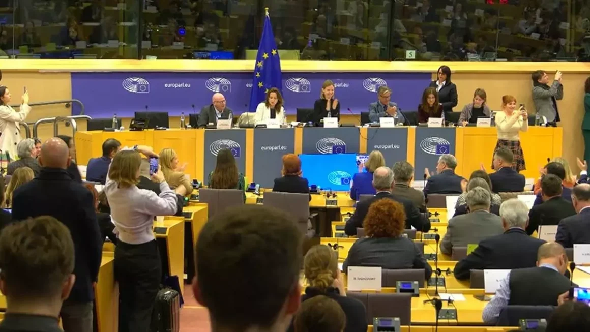 Las comisiones de Mercado Interior y Libertades Civiles del Parlamento Europeo celebran la aprobación de la ley sobre inteligencia artificial / Parlamento Europeo