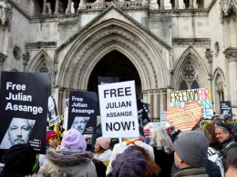 SManifestación en apoyo de Julian Assange delante del Tribunal Superior de Londres, donde se examina su extradición a Estados Unidos. REUTERS/Toby Melville