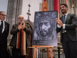 El alcalde (a la derecha), durante la presentación del cartel de la Semana Santa de La Laguna. / Andrés Gutiérrez