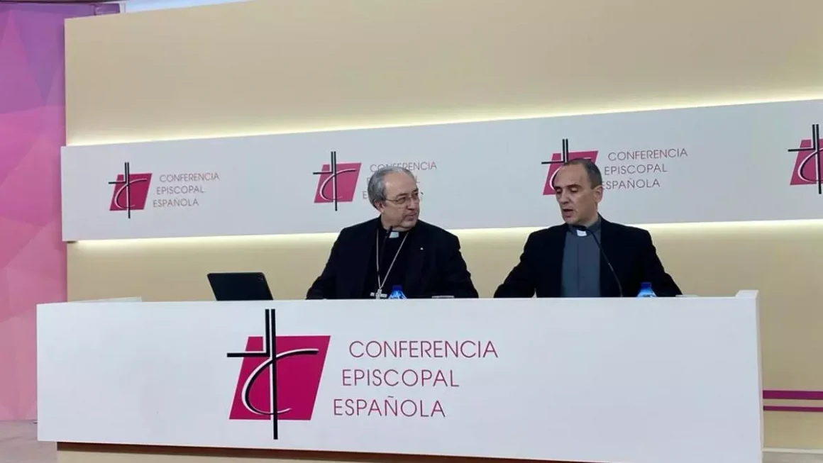 El portavoz de la Conferencia Episcopal, César García Magán, con Josetxo Vera.