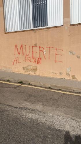 Unos desconocidos pintaron la fachada del CEIP Es Puig de Lloseta con la frase "Muerte al Islam".