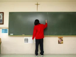 Un crucifijo en una escuela en Burgos. Imagen de archivo. — AFP