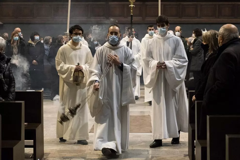 Imagen de archivo de tres eclesiásticos en la Catedral de Girona. — Glòria Sánchez / Europa Press