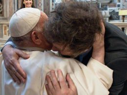 Momento en el que el Papa y el presidente de Argentina se abrazan HANDOUT / AFP
