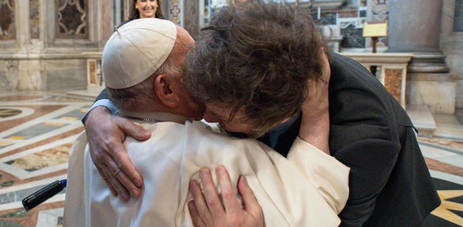 Momento en el que el Papa y el presidente de Argentina se abrazan HANDOUT / AFP