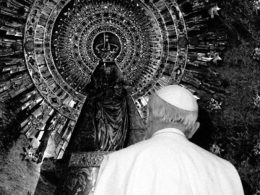 Juan Pablo II, frente a la Virgen del Pilar en su visita de 1982