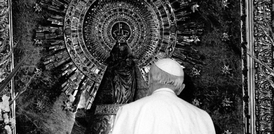 Juan Pablo II, frente a la Virgen del Pilar en su visita de 1982