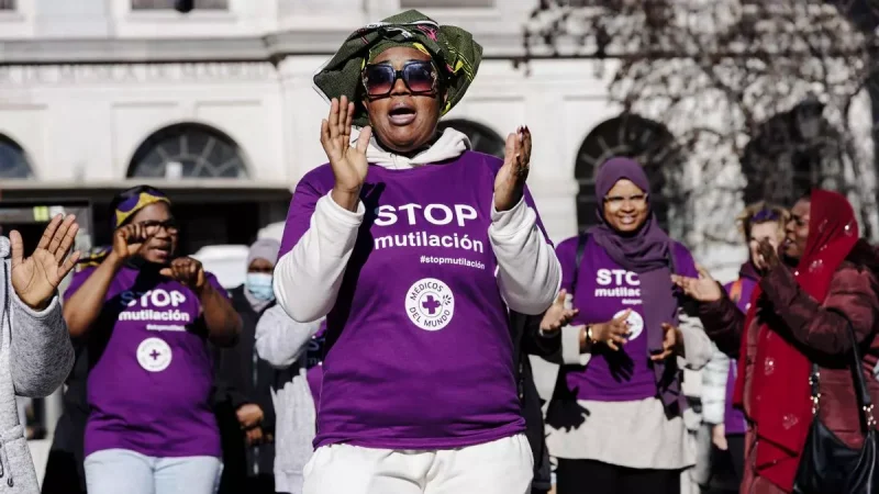 Un grupo de mujeres durante un acto para conmemorar el Día Internacional de la Tolerancia Cero contra la Mutilación Genital Femenina, en la Plaza del Museo Reina Sofía, a 6 de febrero de 2023, en Madrid. Carlos Luján / Europa Press