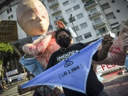 Un manifestante antiaborto sostiene un pañuelo que dice "Salvemos las dos vidas" fuera del Congreso Nacional. Marcelo Endelli/Getty Images