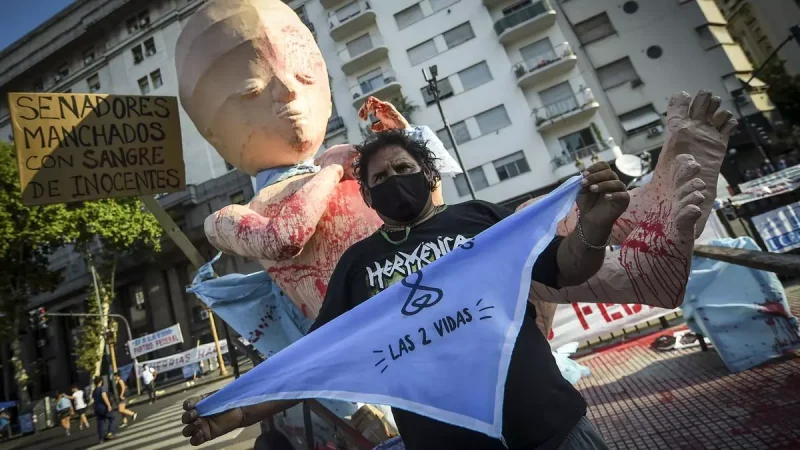 Un manifestante antiaborto sostiene un pañuelo que dice "Salvemos las dos vidas" fuera del Congreso Nacional. Marcelo Endelli/Getty Images