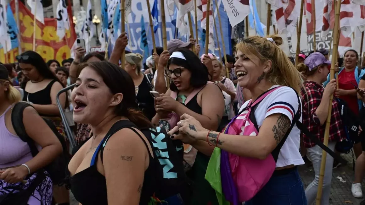 Mujeres protestan contra la Ley Ómnibus de Milei, a las puertas del Congreso. EFE/Matías Martin Campaya