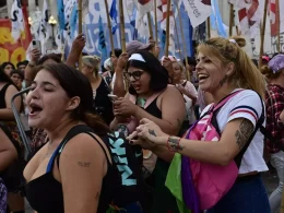 Mujeres protestan contra la Ley Ómnibus de Milei, a las puertas del Congreso. EFE/Matías Martin Campaya