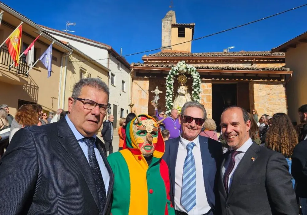 El presidente de las Cortes de CLM y el alcalde de Retiendas (Guadalajara) junto a otras autoridades participan en los actos en honor a la Virgen de las Candelas
