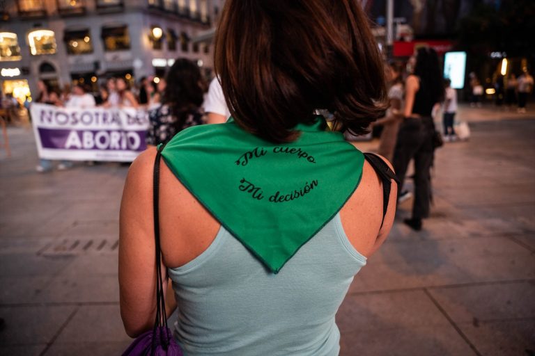Una mujer lleva un pañuelo a favor del aborto legal en la manifestación por el Día de Acción Global por la despenalización del aborto, a 28 de septiembre de 2023, en Madrid (España).- Matias Chiofalo / Europa Press