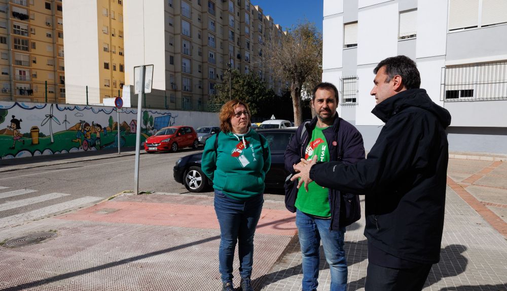 Bruno García, alcalde de Cádiz, hablando con Inmaculada Llorens y David Morilla, delegados sindicales, ante el Adolfo de Castro. JUAN CARLOS TORO
