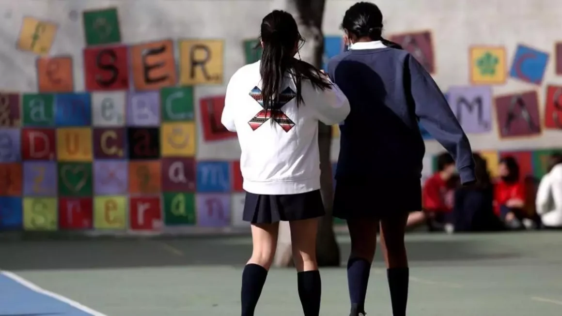 Dos chicas en el patio del colegio con falda de uniforme. / Europa Press